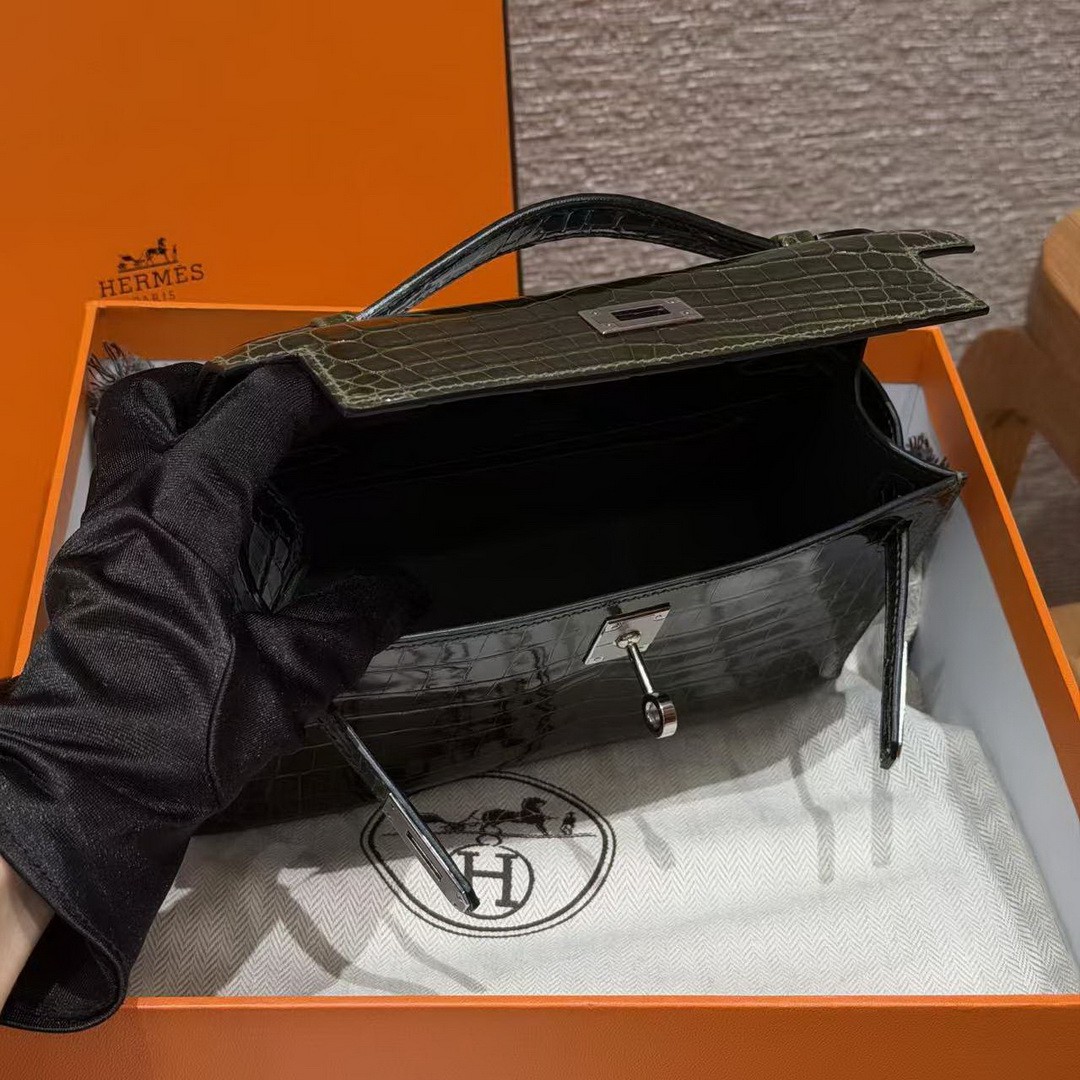 Hermes Kelly Pochette Handmade In Niloticus Leather from Nile Silver Hardware 2Q Vert Anglais - Image 16