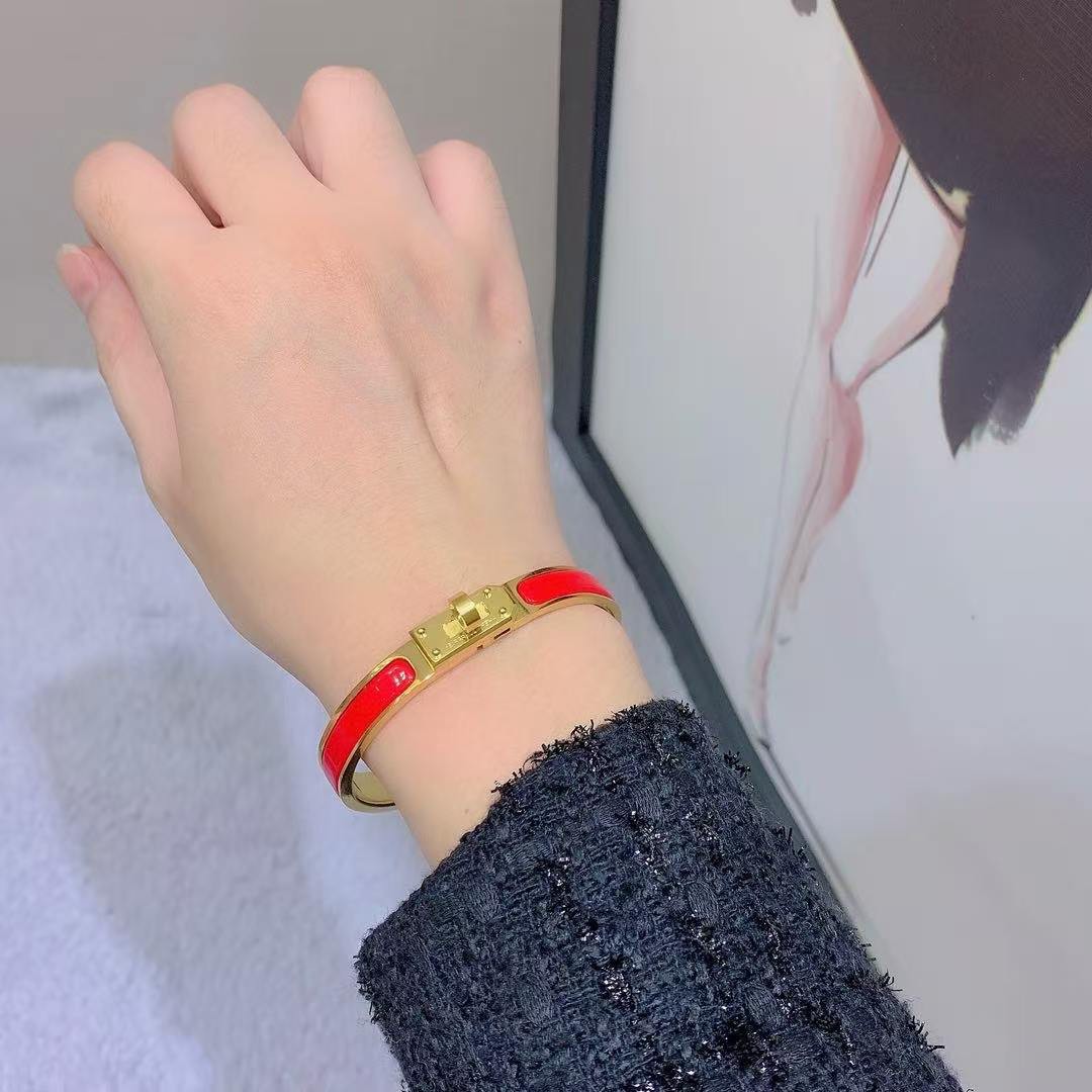 Hermes Mini Clic Kelly Bracelet Plain Enamel Yellow Gold Rouge Amarante H200004F 94GM - Image 4