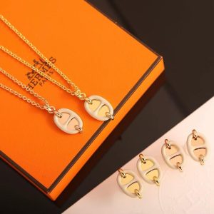 Alternative view of Hermes Mini Maillon Earrings Lacquered Metal Rose Gold H100052FOD3