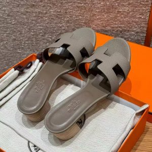 Alternative view of Hermes Oasis Sandal Women High Heel Sandal in Epsom Heritage Calfskin Gris Asphalte