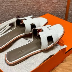 Alternative view of Hermes Oran Sandal Women Epsom Calfskin Blanc Etoupe