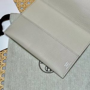 Hermes R.M.S. Passport Holder Handmade In Evecolor Calfskin Leather Enamel Fittings Hardware 10 Craie - Image 5