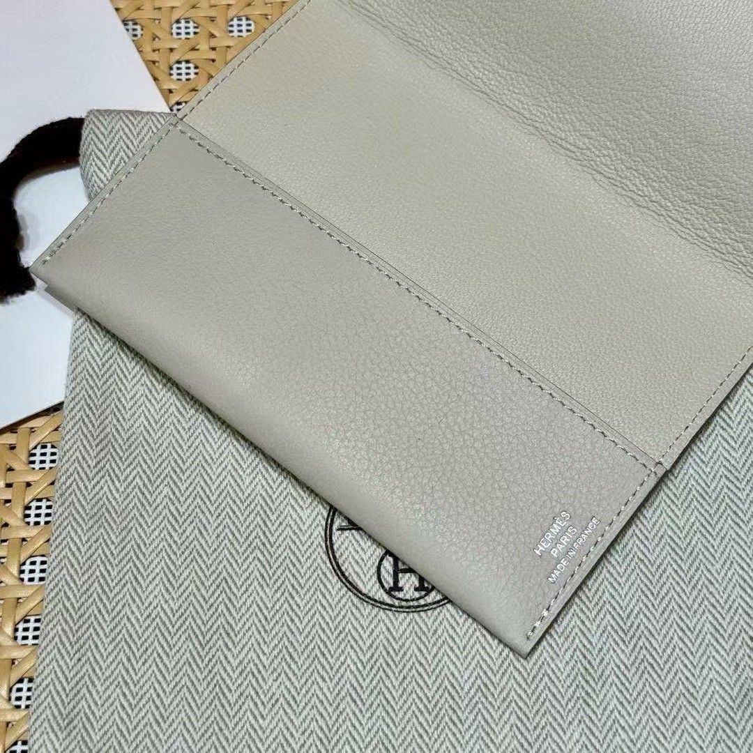 Hermes R.M.S. Passport Holder Handmade In Evecolor Calfskin Leather Enamel Fittings Hardware 10 Craie - Image 5