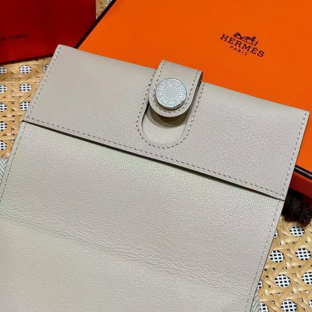Hermes R.M.S. Passport Holder Handmade In Evecolor Calfskin Leather Enamel Fittings Hardware 10 Craie - Image 4
