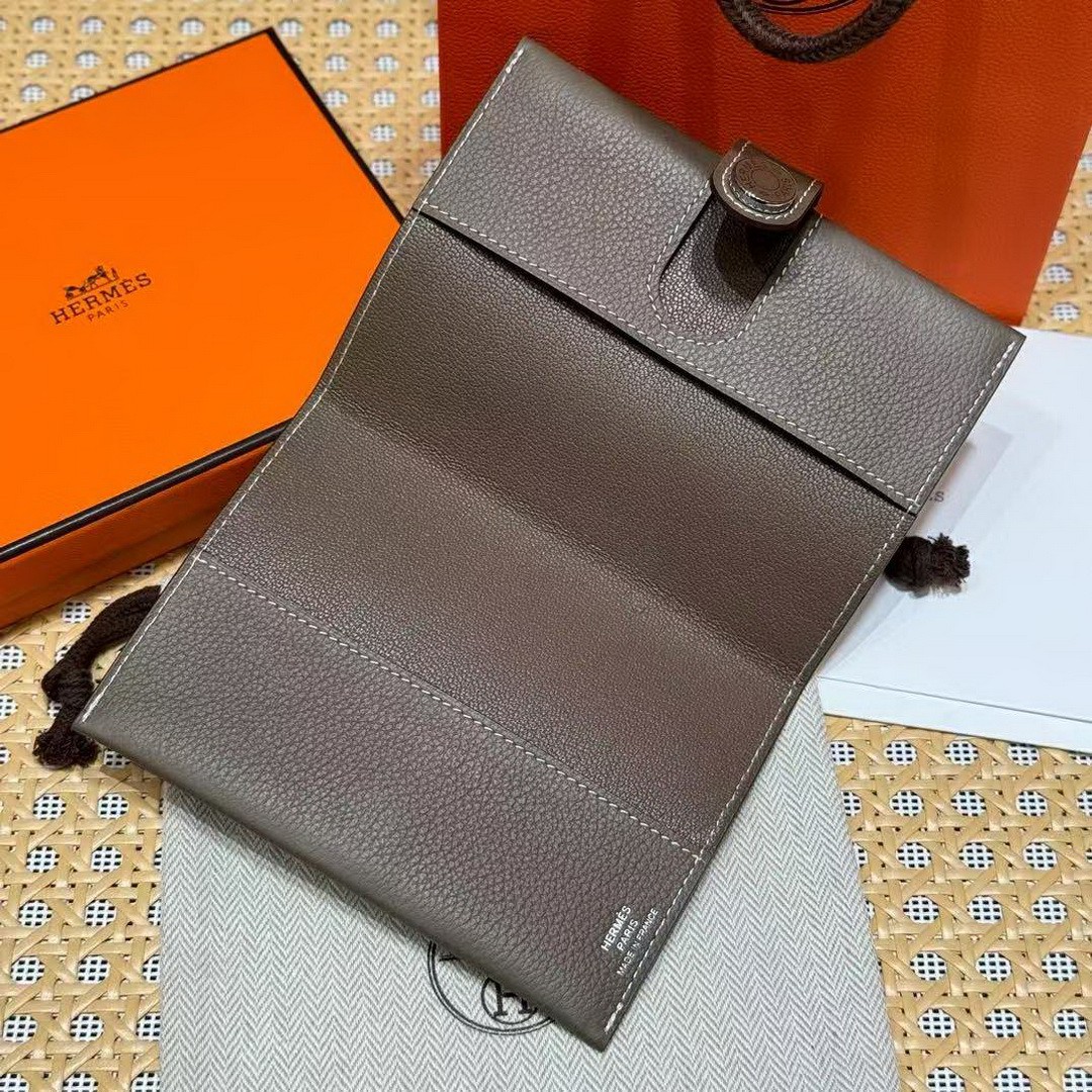 Hermes R.M.S. Passport Holder Handmade In Evecolor Calfskin Leather Enamel Fittings Hardware 18 Etoupe - Image 6